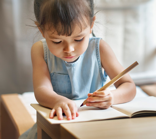 Ребенок пишет в тетради
